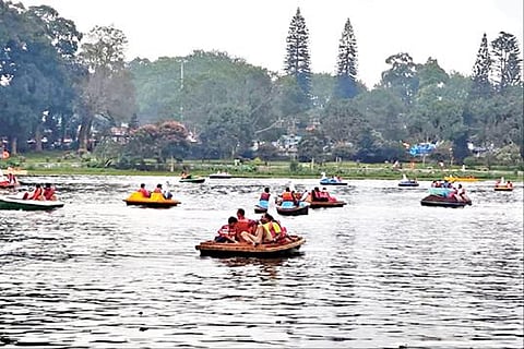 சேலம் கன்னங்குறிச்சி அடுத்த கற்பகம் தடுப்பணையில் குளித்து மகிழ்ந்த பொதுமக்கள். அடுத்த படம்: ஏற்காடு ஏரியில் படகு சவாரி செய்த சுற்றுலாப் பயணிகள். படங்கள்: எஸ்.குரு பிரசாத்
