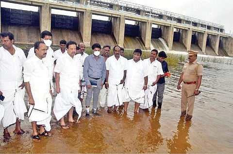 வீடூர் அணையில் இருந்து வெளியேற்றப்படும் தண்ணீரை பார்வையிடும் அமைச்சர் க.பொன்முடி.