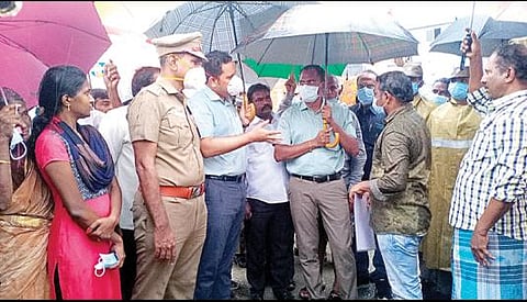 தொடர்ந்து பெய்து வரும் மழையால் வெள்ள அபாயம் உள்ள முடிச்சூர் அமுதம் நகர் பகுதிகளில் மாவட்ட ஆட்சியர் ராகுல்நாத் நேற்று ஆய்வு செய்தார். அருகில் மாவட்ட வெள்ளத் தடுப்பு கண்காணிப்பாளர் சமயமூர்த்தி உள்ளிட்டோர்.படம்: எம்.முத்துகணேஷ்