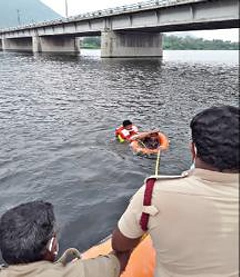 பேரிடர் காலத்தில் மேட்டூர் காவிரி ஆற்றில் சிக்குவோரை மீட்பது தொடர்பாக தீயணைப்பு வீரர்கள் செயல் விளக்க பயிற்சி அளித்தனர்.