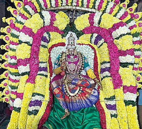 திருவண்ணாமலை கார்த்திகை தீபத் திருவிழா நேற்றிரவு தொடங்கியது. இதையொட்டி, சிறப்பு அலங்காரத்தில் எழுந்தருளிய துர்கை அம்மன்.