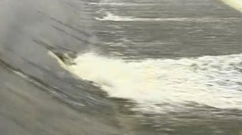 புதுச்சேரி அரசின் பொதுப்பணித்துறை அலட்சியத்தால் செல்லிப்பட்டு படுகை அணையில் உடைப்பு