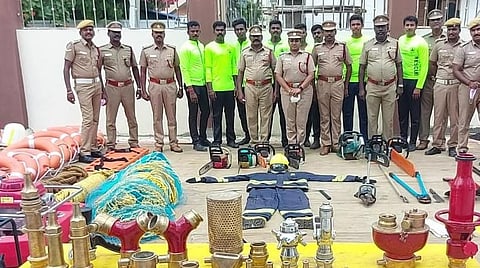 புதுக்கோட்டையில் மீட்புக் கருவிகளைப் பார்வையிட்ட மாவட்டத் தீயணைப்பு அலுவலர் இ.பானுபிரியா. உடன் தீயணைப்பு மற்றும் மீட்புப் படையினர்.