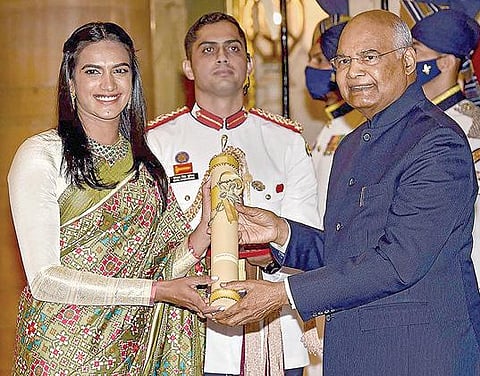 மத்திய அரசின் பத்ம விருதுகள் வழங்கும் விழா டெல்லியில் நேற்று நடந்தது. பாட்மிண்டன் வீராங்கனை பி.வி.சிந்துவுக்கு பத்ம பூஷண் விருதை குடியரசுத் தலைவர் ராம்நாத் கோவிந்த் வழங்கினார்.படம்: பிடிஐ