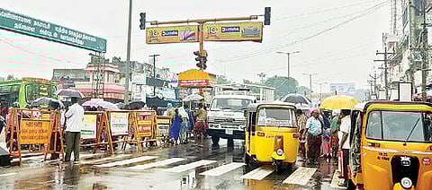 திருவண்ணாமலையில் நேற்று காலை மிதமான மழை பெய்தபோது குடை பிடித்தபடி சென்ற மக்கள்.