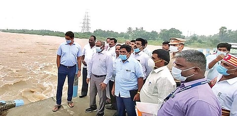 வேலூர் மாவட்டத்தில் தொடர்ந்து பெய்து வரும் மழையினால், வேலூர் அடுத்த அமிர்தி வன உயிரியல் பூங்கா அருகே உள்ள கொட்டாறு அருவியில் ஆர்ப்பரித்து கொட்டும் தண்ணீர். பொதுமக்கள் மற்றும் சுற்றுலா பயணிகள் அருவி பகுதிக்கு செல்லவும், குளிக்கவும் தடை விதிக்கப்பட்டுள்ளது.