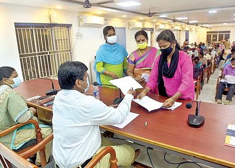 ராணிப்பேட்டையில் மக்கள் குறைதீர்வு கூட்டத்துக்கு மனு அளிக்க ஆட்டோவில் வந்த மாற்றுத்திறனாளியிடம் மழையில் குடைபிடித்தபடி நேரில் சென்று மனுவை பெற்றுக்கொண்ட ஆட்சியர் பாஸ்கர பாண்டியன். அடுத்த படம்: வேலூர் மாவட்ட ஆட்சியர் அலுவலகத்தில் நடைபெற்ற மக்கள் குறைதீர்வு கூட்டத்தில் பொதுமக்களிடம் மனுக்களை பெற்ற மாவட்ட வருவாய் அலுவலர் ராமமூர்த்தி.