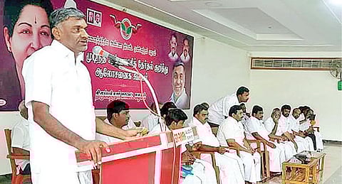 ஜோலார்பேட்டையில் நடந்த அதிமுக நிர்வாகிகளுக்கான ஆலோசனை கூட்டத்தில் பேசும் முன்னாள் அமைச்சர் கே.சி.வீரமணி.