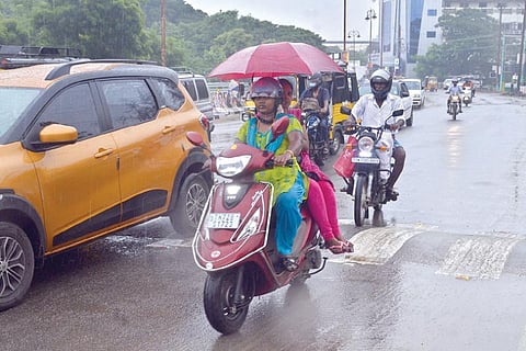 திருநெல்வேலியில் இடைவிடாத மழையின்போது குடைபிடித்தபடி இருசக்கர வாகனத்தில் பயணித்த பெண்கள். படம் :மு. லெட்சுமி அருண்