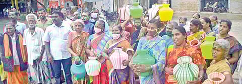 திருநெல்வேலி மாநகராட்சிக்கு உட்பட்ட 10-வது வார்டு பகுதியை சேர்ந்த பெண்கள் காலி குடங்களுடன் மாநகராட்சி அலுவலகத்தை முற்றுகையிட்டனர்.