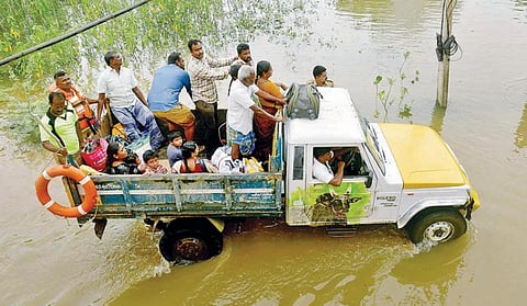 திருச்சி புத்தூர் குழுமாயி அம்மன் கோயில் ஆறுகண் மதகு பகுதியில் நேற்று ஆய்வு செய்த மாவட்ட ஆட்சியர் சு.சிவராசு. உடன் மாநகர காவல் ஆணையர் ஜி.கார்த்திகேயன். (அடுத்த படம்) திருச்சி குழுமணி சாலை ராஜலட்சுமி நகரில் மழைநீர் புகுந்த வீடுகளில் இருந்தவர்களை பாதுகாப்பாக வாகனத்தில் மீட்டு அழைத்து வந்த தீயணைப்பு வீரர்கள்.படங்கள்: ஜி.ஞானவேல்முருகன்