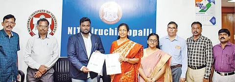 தென்மண்டல மின்பகிர்வு மையம் மற்றும் திருச்சி என்ஐடி இடையே நேற்று புரிந்துணர்வு ஒப்பந்தத்தில் கையொப்பமிட்டு பரிமாறிக் கொண்ட தென்மண்டல மின்பகிர்வு மைய உதவி மேலாளர் ஜெரோம் அமிர்தராஜ், என்ஐடி இயக்குநர் மினி ஷாஜி தாமஸ் உள்ளிட்டோர்.