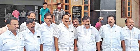 நீட் தேர்வு மதிப்பெண் அச்சத்தில் தற்கொலை செய்து கொண்ட மாணவரின் குடும்பத்துக்கு ரூ.1 கோடி நிவாரணம் வழங்கக் கோரி, சேலம் ஆட்சியரிடம் மனு அளிக்க வந்த அதிமுக மற்றும் பாமக-வைச் சேர்ந்த எம்எல்ஏ-க்கள்.