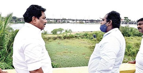 மதுரை நாகனாகுளம் கண்மாய் வரத்து கால்வாய்களை தூர்வாருவது குறித்து ஆட்சியர் எஸ்.அனீஷ்சேகருடன் ஆலோசனை நடத்திய அமைச்சர் பி.மூர்த்தி.