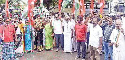 மதுரை பெத்தானியாபுரத்தில் தனியார் மதுபானக் கடைபோல் செயல் படும் மனமகிழ் மன்றத்தை அகற்றக்கோரி ஆர்ப்பாட்டத்தில் ஈடுபட்ட மார்க்சிஸ்ட், காங்கிரஸ் கட்சியினர்.படம்: எஸ்.கிருஷ்ணமூர்த்தி