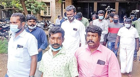 மதுரை மாவட்ட நீதிமன்றத்தில் ஆஜராக வந்திருந்த தூத்துக்குடி துப்பாக்கிச் சூடு வழக்கில் குற்றம் சாட்டப்பட்டவர்கள். படம்: எஸ்.கிருஷ்ணமூர்த்தி