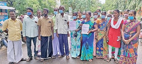 மாற்றுப் பள்ளிக் கட்டிடம் கட்டித் தரக்கோரி ராமநாதபுரம் மாவட்ட ஆட்சியரிடம் மனு அளிக்க வந்த நரியனேந்தல் கிராம மக்கள்.