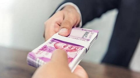 அதிகரிக்கும் தனிநபர் கடன்கள்: பொருளாதார நிலை மோசமாவதன் அறிகுறி