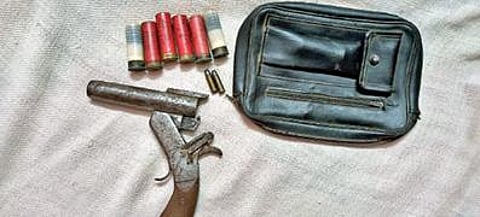 கைதான மகேந்திரமால். பறிமுதல் செய்யப்பட்ட துப்பாக்கி.