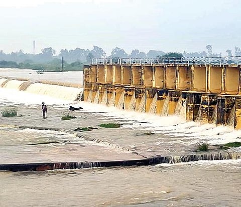 ராணிப்பேட்டை மாவட்டம் வாலாஜா பாலாறு அணைக்கட்டில் தண்ணீர் நிரம்பி வெளியேறி வருகிறது.