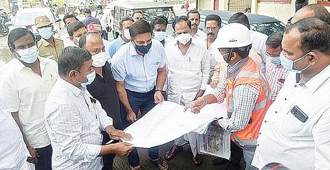 வேலூர் மாநகராட்சி 3-வது மண்டலத்தில் நடைபெற்று வரும் பணிகளை நேற்று பார்வையிட்டு ஆய்வு செய்த மாவட்ட ஆட்சியர் குமாரவேல் பாண்டியன். அருகில், எம்எல்ஏக்கள் நந்தகுமார், கார்த்திகேயன், ஆணையர் சங்கரன் உள்ளிட்டோர்.படம்: வி.எம்.மணிநாதன்.