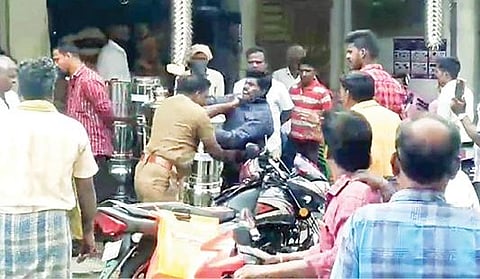 ஆலங்காயத்தில் வாகனத்தை பறிமுதல் செய்ய முயன்றபோது எஸ்எஸ்ஐ உமாபதியின் சட்டையை பிடித்து தகராறில் ஈடுபட்ட மணிகண்டன்.