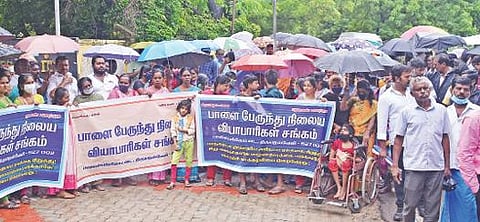 பாளையங்கோட்டை பேருந்து நிலைய வியாபாரிகள் கொட்டும் மழையில் 2-வது நாளாக குடும்பத்தினருடன் திருநெல்வேலி ஆட்சியர் அலுவலகம்முன் நேற்று போராட்டத்தில் ஈடுபட்டனர். படம் மு. லெட்சுமி அருண்