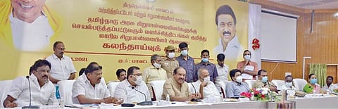 தமிழ்நாடு அரசு சிறுபான்மையினருக்கு செயல்படுத்திவரும் வளர்ச்சி திட்டங்கள் குறித்த கலந்தாய்வு கூட்டத்தில் பேசுகிறார், தமிழ்நாடு மாநில சிறுபான்மையினர் ஆணைய தலைவர் பீட்டர் அல்போன்ஸ்.படம்: மு. லெட்சுமி அருண்