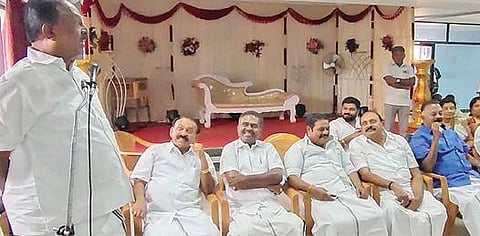 திருநெல்வேலியில் நகர்ப்புற உள்ளாட்சி தேர்தல் தொடர்பாக அதிமுக நிர்வாகிகள் பங்கேற்ற ஆலோசனை கூட்டம் நடைபெற்றது.படம்: மு. லெட்சுமி அருண்