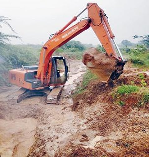 புதுக்கோட்டை மாவட்டம் ஆவூர் அருகே செங்களாக்குடியில் நடைபெற்று வரும் கால்வாய் தூர்வாரும் பணி.