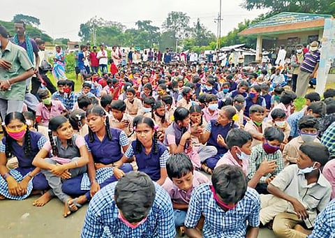 பாலம் கட்டித்தரக்கோரி கடம்பூரில் சாலைமறியலில் ஈடுபட்ட பொதுமக்கள்.