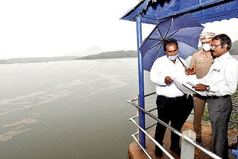 பாலமேடு அருகேயுள்ள சாத்தியார் அணை முழு கொள்ளளவான 29 அடியை நெருங்கியதால் அணையை மதுரை ஆட்சியர் எஸ்.அனீஷ்சேகர், எஸ்பி வி.பாஸ்கரன் ஆய்வு மேற்கொண்டனர்