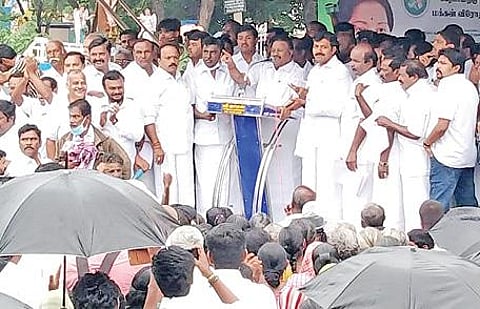 ராமநாதபுரம் அரண்மனை முன் நடைபெற்ற ஆர்ப்பாட்டம். படம்:எல்.பாலச்சந்தர்