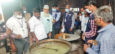 சங்கராபுரத்தில் உள்ள உணவகத்தில் சோதனையிடும் உணவுப் பாதுகாப்புத் துறையினர்.