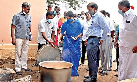 காவேரிப்பட்டணம் அரசு ஆண்கள் மேல்நிலைப்பள்ளியில் வடகிழக்கு பருவமழையையொட்டி அமைக்கப்பட்டுள்ள மீட்பு மையத்தில் அடிப்படை வசதிகள் குறித்து மாவட்ட கண்காணிப்பு அலுவலர் பீலா ராஜேஷ் ஆய்வு மேற்கொண்டார். அருகில் ஆட்சியர் ஜெயசந்திர பானு ரெட்டி.