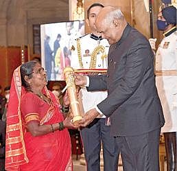 ரஹிபாய்க்கு குடியரசுத் தலைவர் ராம்நாத் கோவிந்த் பத்ம விருதினை வழங்கினார்.