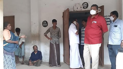 புதுக்கோட்டை மாவட்டம் கறம்பக்குடி அரசு மகளிர் மேல்நிலைப் பள்ளியை ஆய்வு செய்கிறார் மாவட்ட முதன்மைக் கல்வி அலுவலர் சாமி.சத்தியமூர்த்தி.