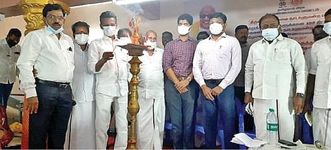 கலசப்பாக்கத்தில் நடைபெற்ற மாற்றுத்திறனாளிகளுக்கான சிறப்பு முகாமை குத்துவிளக்கேற்றி தொடங்கி வைத்த நாடாளுமன்ற உறுப்பினர் அண்ணாதுரை. அருகில், மாவட்ட ஆட்சியர் முருகேஷ், கூடுதல் ஆட்சியர் பிரதாப், எம்எல்ஏ சரவணன் உள்ளிட்டோர்.