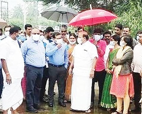 ராணிப்பேட்டை மாவட்டம் கலவை அடுத்த மாந்தாங்கல் பகுதியில் முகாம்களில் தங்க வைக்கப்பட்டுள்ளவர்களுக்கு அரசின் நிவாரண பொருட்களை அமைச்சர் ஆர்.காந்தி நேற்று வழங்கினார். அருகில், ஆட்சியர் பாஸ்கர பாண்டியன் உள்ளிட்டோர். அடுத்த படம்: திருப்பத்தூர் மாவட்டம் ஆம்பூர் அடுத்த பச்சக்குப்பம் பகுதியில் மழை வெள்ளத்தால் சேதமடைந்த பகுதிகளை மாவட்ட கண்காணிப்பு அலுவலர் தென்காசி எஸ்.ஜவஹர், மாவட்ட ஆட்சியர் அமர் குஷ்வாஹா ஆகியோர் நேற்று ஆய்வு செய்தனர்.