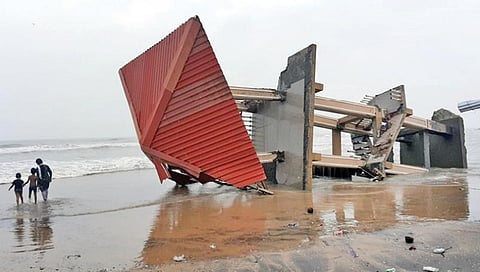 மயிலாடுதுறை மாவட்டம் மறையூரில் மழைநீரில் மூழ்கி உள்ள சம்பா நெற்பயிர்கள். (அடுத்த படம்) தஞ்சாவூருக்கு நேற்று வந்த பேரிடர் மீட்புக் குழுவினர்.