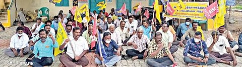 பாதுகாப்பு உபகரணங்கள் வழங்க வலியுறுத்தி, சேந்தமங்கலத்தில் உள்ள நெடுஞ் சாலைத் துறை கோட்டப் பொறியாளர் அலுவலகம் முன்பு தமிழ்நாடு நெடுஞ்சாலை சாலைப் பணியாளர்கள் சங்கம் சார்பில் தர்ணா போராட்டம் நடந்தது.