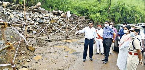 ஏற்காடு குப்பனூர் மலைப்பாதையில் கடந்த சில நாட்களுக்கு முன்னர் மண் சரி ஏற்பட்டது. இதையடுத்து அங்கு சீரமைப்பு பணிகள் நடைபெற்று வருகிறது. இப்பணிகளை சேலம் மாவட்ட கண்காணிப்பு அலுவலர் சண்முகராஜா நேற்று ஆய்வு செய்தார். உடன் ஆட்சியர் கார்மேகம் உள்ளிட்டோர்.