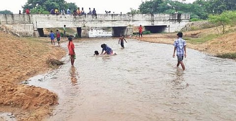 பண்ருட்டி அருகே ஒறையூர் கொய்யாத்தோப்பு பகுதியில் மலட்டாறில் தண்ணீர் வந்துள்ளது.