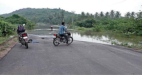 மழைநீரால் மூழ்கிய குருவன்மேடு - ரெட்டிபாளையம் சாலை.