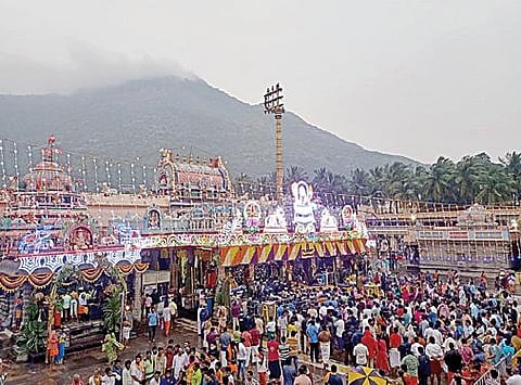 திருவண்ணாமலை அண்ணாமலையார் கோயிலில் தீபத்திருவிழாவை முன்னிட்டு வேதமந்திரங்கள் முழங்க தங்க கொடிமரத்தில் நேற்று கொடியேற்றம் நடைபெற்றது. (அடுத்த படம்) தீபத் திருவிழாவை முன்னிட்டு நடைபெற்ற கொடியேற்றம் நிகழ்வில் பங்கேற்றவர்கள்.