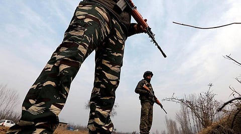 நாடு முழுவதும் 4 ஆண்டுகளில் சக வீரர்களால் 18 சிஆர்பிஎப் வீரர்கள் சுட்டுக் கொலை: மன அழுத்தத்தைப் போக்க ஆலோசனை வழங்க முடிவு