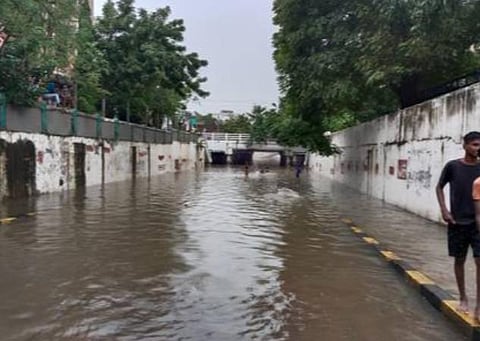 சென்னையில் சுரங்கப்பாதை ஒன்றில் தேங்கியுள்ள மழை நீர் .