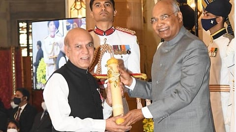 பாகிஸ்தான் முன்னாள் ராணுவ அதிகாரி ஜாஹிருக்கு பத்ம ஸ்ரீ விருது வழங்கிய குடியரசுத் தலைவர் ராம்நாத் கோவிந்த் | படம் உதவி: ட்விட்டர்.