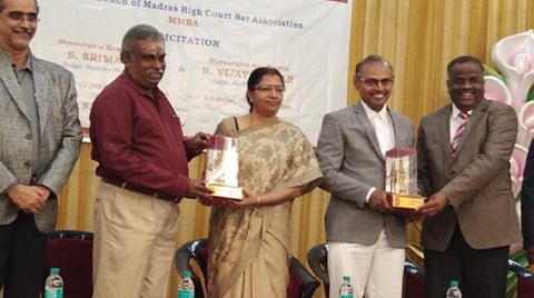 உயர் நீதிமன்ற மதுரை கிளை புதிய நீதிபதிகள் எஸ்.ஸ்ரீமதி, ஆர்.விஜயகுமாருக்கு நினைவுப்பரிசு வழங்கின்றனர் கூடுதல் அட்வகேட் ஜெனரல்கள்.