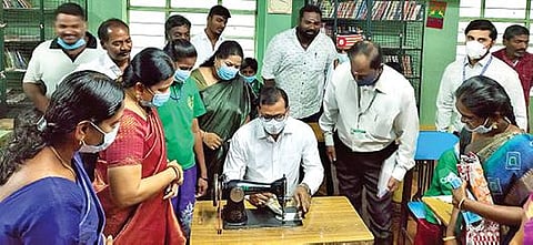 ஜோலார்பேட்டை எஸ்ஆர்டிபிஎஸ் தொண்டு நிறுவனத்தில் உள்ள இடைநிலை பராமரிப்பு இல்லத்தில் தையல் பயிற்சியை தொடங்கி வைத்த திருப்பத்தூர் மாவட்ட ஆட்சியர் அமர் குஷ்வாஹா.